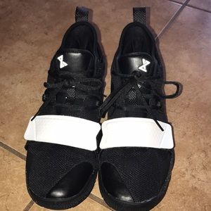 Selling a Paul George 2.5 Black/White